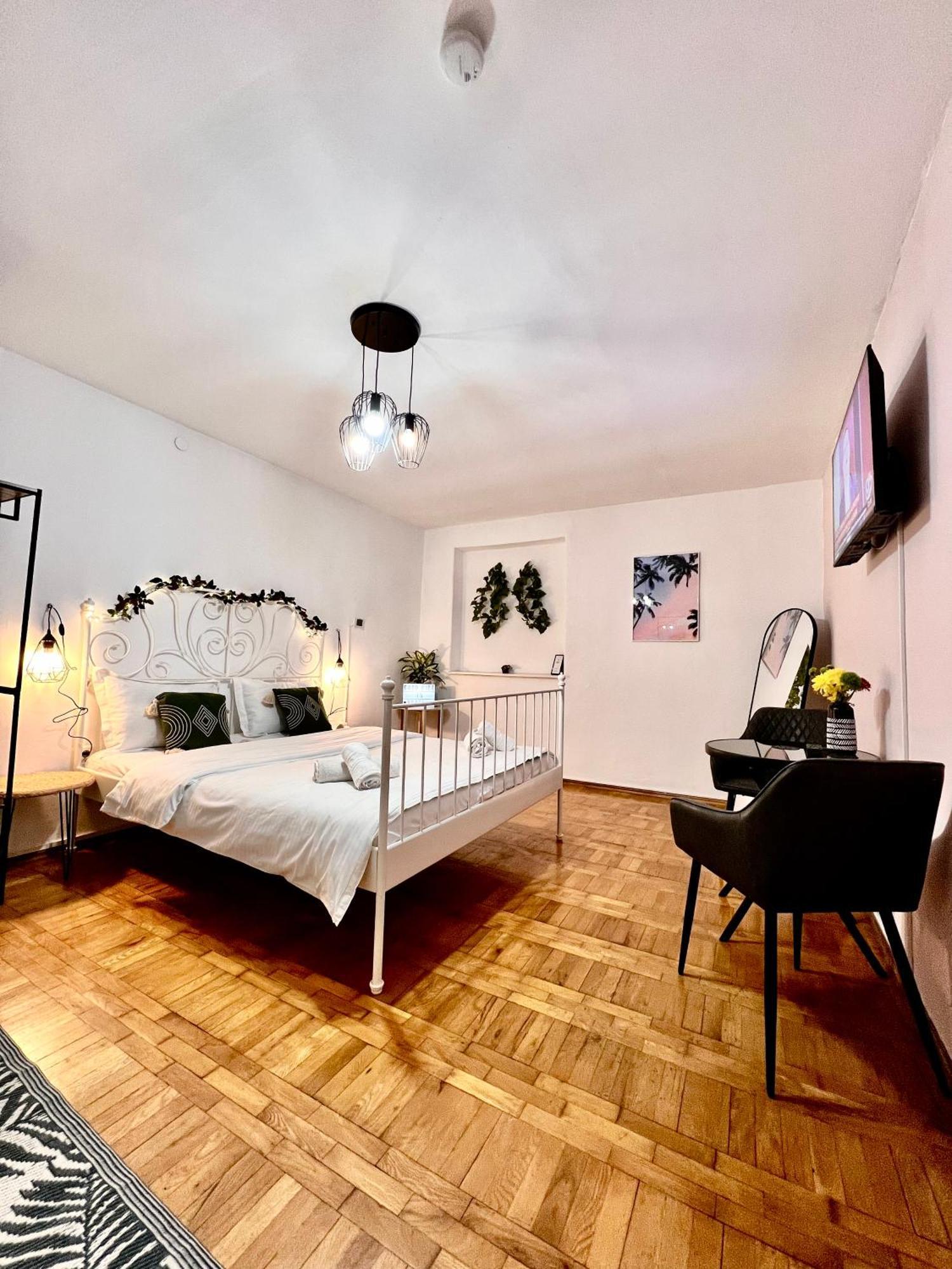 Old Town City Center Apartments Брашов Екстер'єр фото